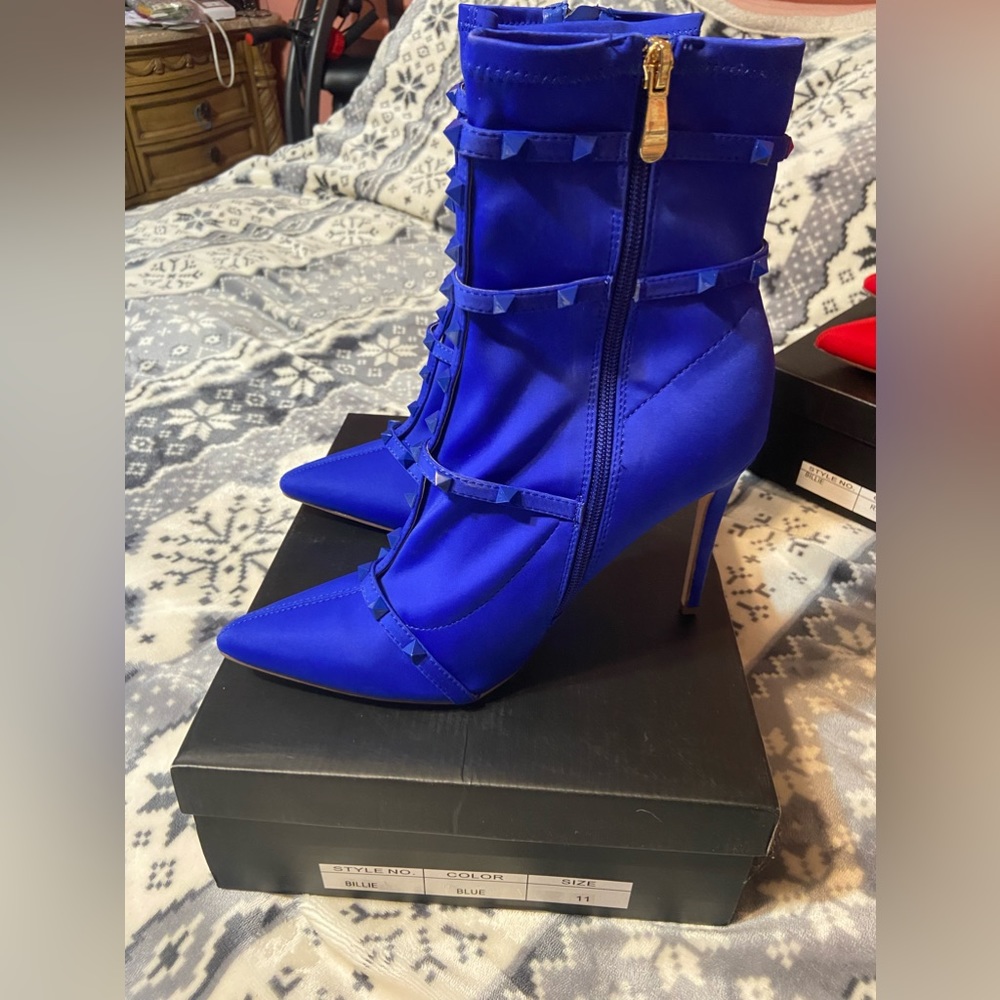 New starchy electric blue boots in sz 11 with a 5 in heal.